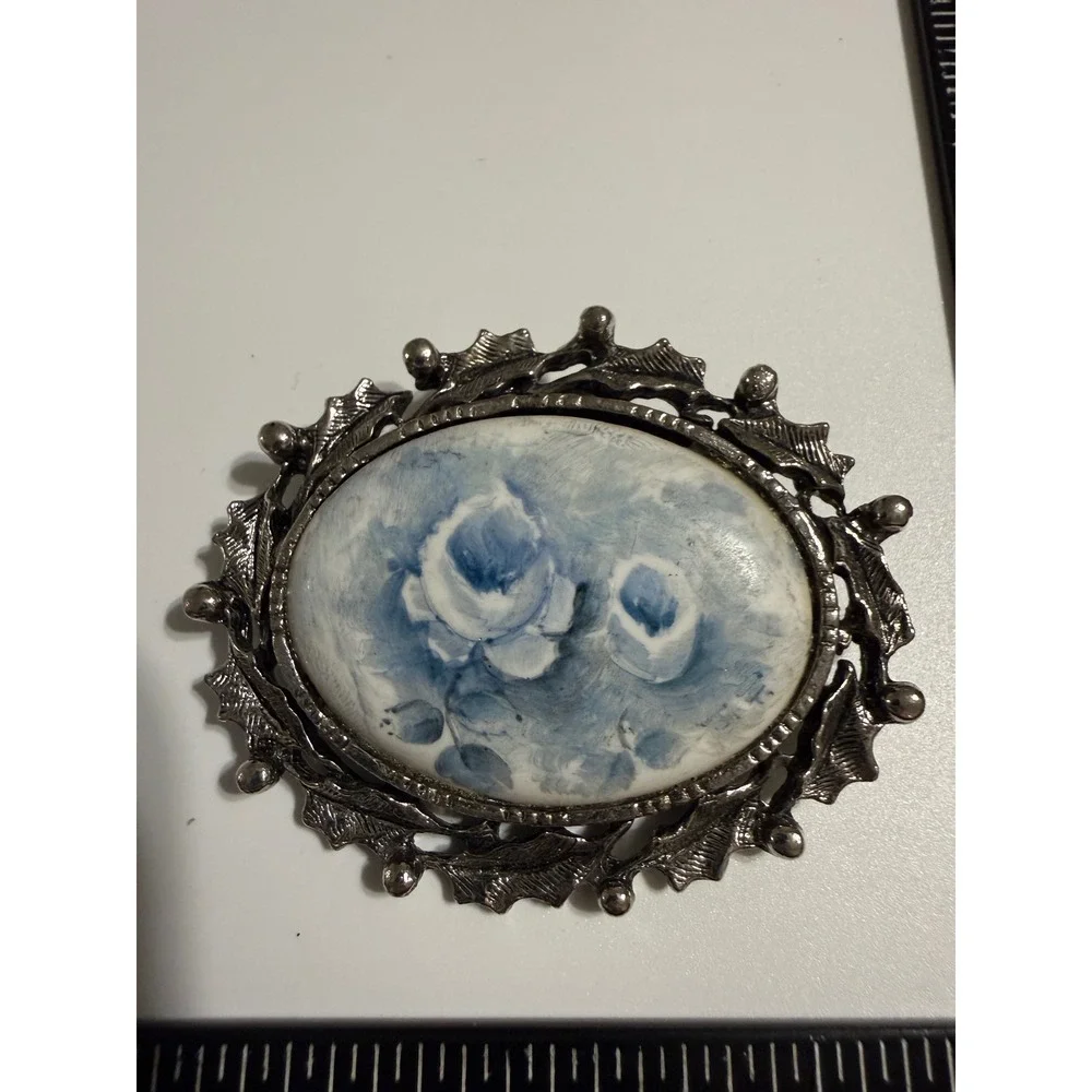 Vintage‎ Blue Rose Hand Painted Ceramic Brooch Silver Tone Holly Leaf Frame 2